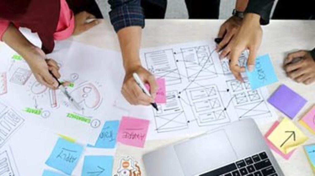 duas pessoas organizando os posts do marketing jurídico